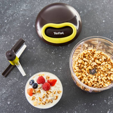 Ръчен чопър с въже Tefal K1320404, 0.9 л, Автоматично прибиране на въжето, 2 стоманени остриета, Заключване на капака, Черен/зелен