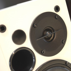 Тонколони Edifier R1280T WH-SL 2.0, 42W RMS, 2хRCA, Дистанционно управление, Дървен корпус, Бял/сребрист