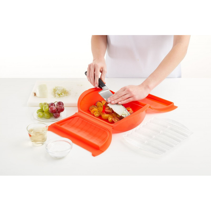 Съд за готвене на пара в микровълнова с решетка Lekue 1009026, 1.4 литра, 3-4 порции, Платинен силикон, Червен