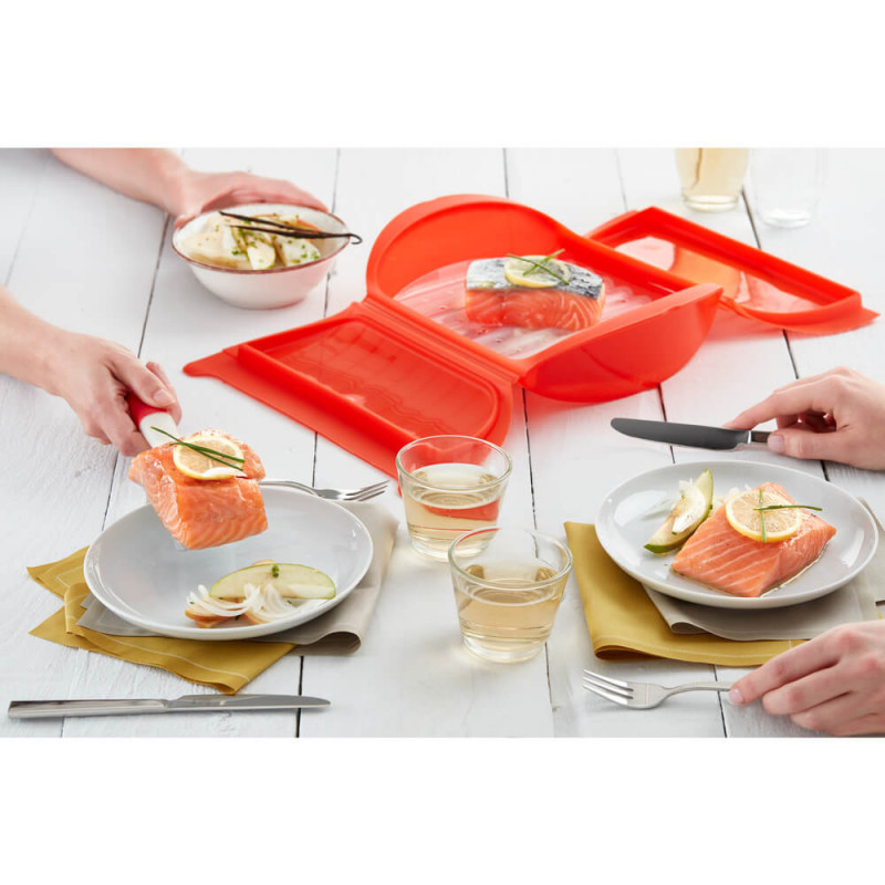 Съд за готвене на пара в микровълнова с решетка Lekue 1009026, 1.4 литра, 3-4 порции, Платинен силикон, Червен