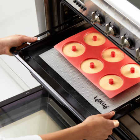 Форма за понички Lekue 1010164, 30.5x17.5x3.2 см, 540 мл, От -60 до +220C, Платинен силикон, Червен