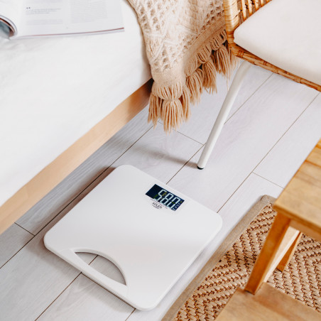 Кантар Adler AD 8193, До 250 кг, LCD, Индикатори за батерия и претоварване, Неплъзгащ се, Бял