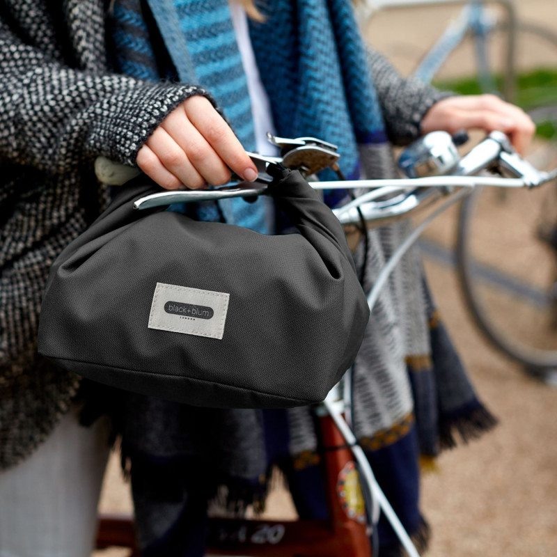 Изолирана чанта за обяд Black+Blum LBB018, 6.7 л, 33.5х15.5х31 см, Водоотблъскваща, Навиваща се, Каишка за носене, Без BPA, Черен