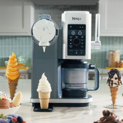 Машина за сладолед 13-в-1 Ninja CREAMi Scoop & Swirl™ NC701EU, 800W, 13 програми, 3-степенен лост за фунийки, CreamiFit, Creamify, 2 купички 473 мл, Персонализация, Сив/черен