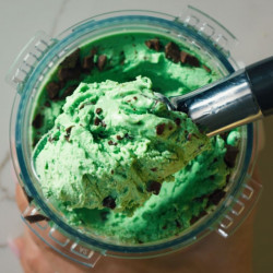 Машина за сладолед 13-в-1 Ninja CREAMi Scoop & Swirl™ NC701EU, 800W, 13 програми, 3-степенен лост за фунийки, CreamiFit, Creamify, 2 купички 473 мл, Персонализация, Сив/черен