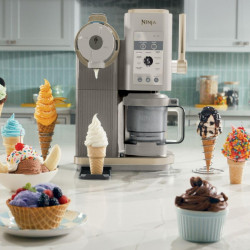 Машина за сладолед 13-в-1 Ninja CREAMi Scoop & Swirl™ NC701EUSTGD, 800W, 13 програми, 3-степенен лост за фунийки, CreamiFit, Creamify, 2 купички 473 мл, Персонализация, Кремав/златист