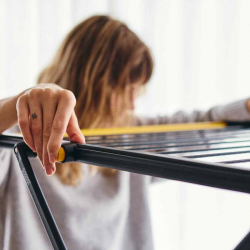 Сушилник за дрехи Joseph Joseph AirFrame™ 5000024, 16 м, 3 нива, Сгъваем, Заключващ механизъм, Удължени релси за дълги дрехи, Черен/жълт