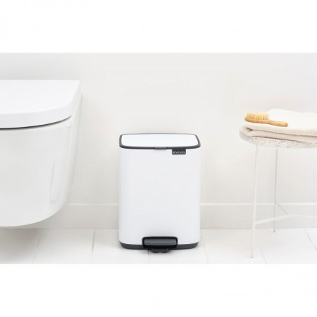 Кош за боклук Brabantia Bo Pedal 1010118, 7 л, Плавно затваряне, Гумирана основа, Бял