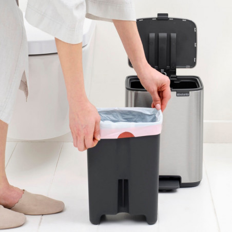 Кош за боклук Brabantia Bo Pedal 1010142, 7 л, Плавно затваряне, Гумирана основа, Устойчив на пръстови отпечатъци, Инокс