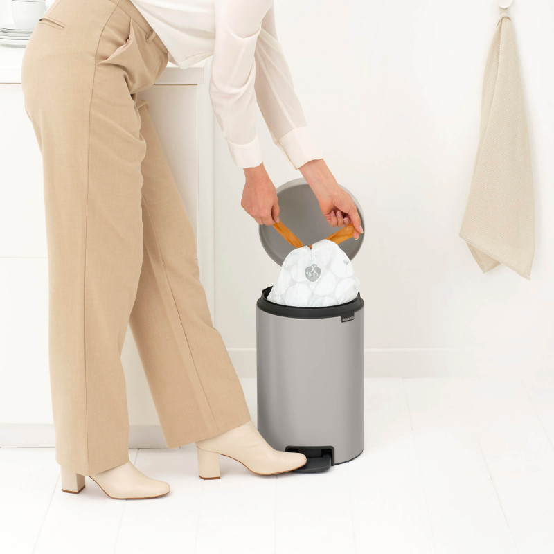 Кош за боклук с педал Brabantia NewIcon 1010440, 12 л, Плавно затваряне, Противоплъзгаща основа, Светлосив