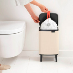 Кош за боклук Brabantia Bo Small Hi 1010461, 7 л, Повдигнат, Плавно и безшумно отваряне, Противоплъзгаща основа, Бежов