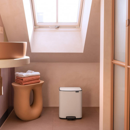 Кош за боклук Brabantia Bo Pedal 1010119, 12 л, Леко затваряне, Противоплъзгаща основа, Бял