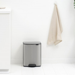 Кош за боклук Brabantia Bo Pedal 1010143, 12 л, Леко затваряне, Противоплъзгаща основа, Устойчив на пръстови отпечатъци, Инокс/Мат