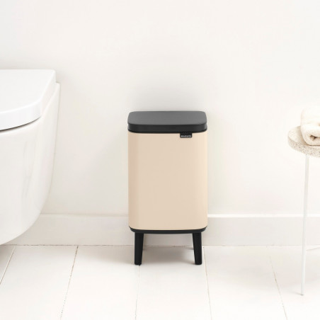 Кош за боклук Brabantia Bo Small Hi 1010460, 4 л, Плавно и безшумно отваряне, Противоплъзгаща основа, Бежов