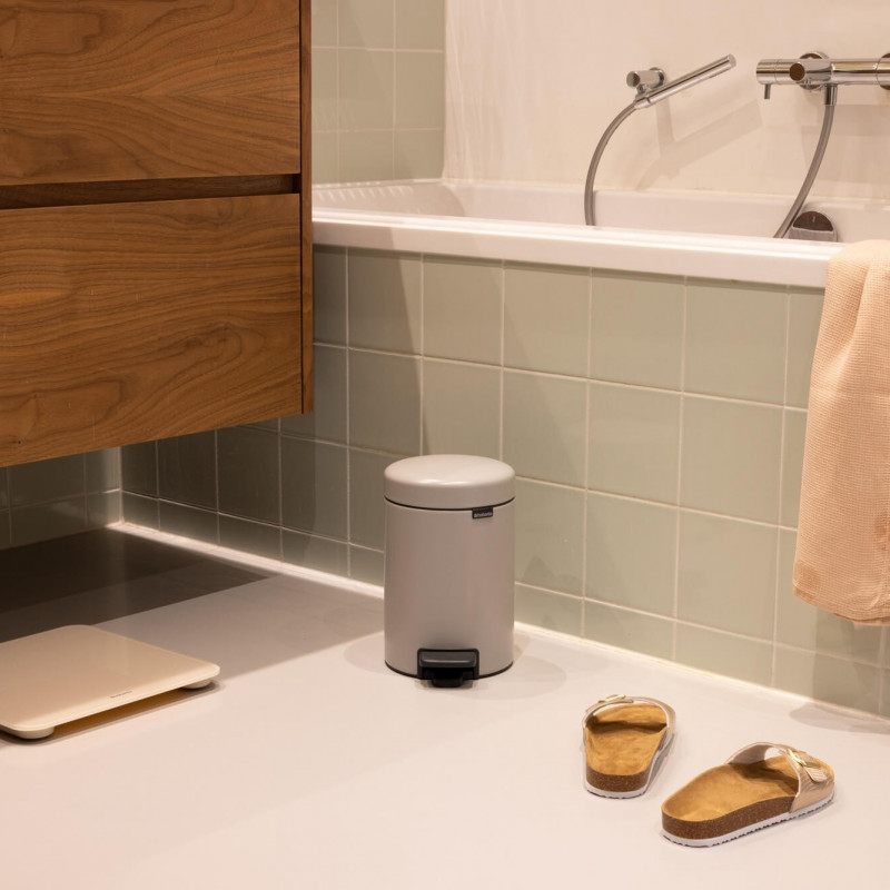 Кош за боклук с педал Brabantia NewIcon 1010433, 3 л, Плавно затваряне, Противоплъзгаща основа, Светлосив