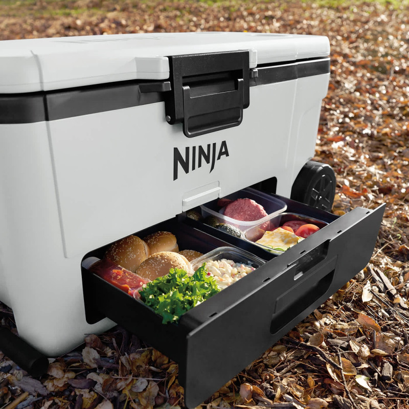 Хладилна кутия Ninja FrostVault FB265EUUKWH, 61.5 л, Пасивна, 97 кена, Поддържа лед до 6 дни, Сухо отделение, Колела, Бял