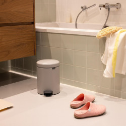 Кош за боклук с педал Brabantia NewIcon 1010434, 5 л, Леко затваряне, Противоплъзгаща основа, Светлосив