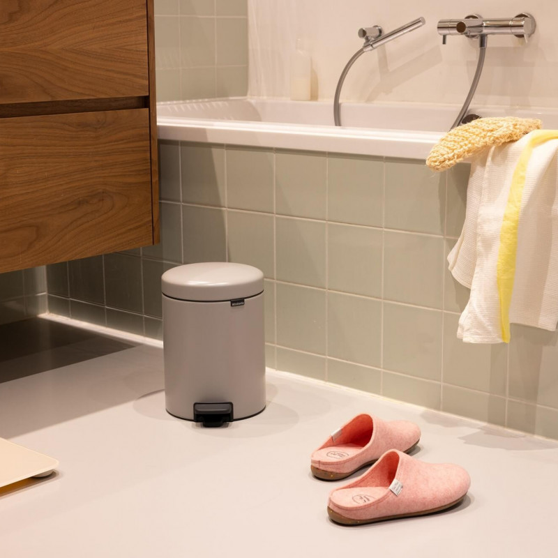 Кош за боклук с педал Brabantia NewIcon 1010434, 5 л, Леко затваряне, Противоплъзгаща основа, Светлосив