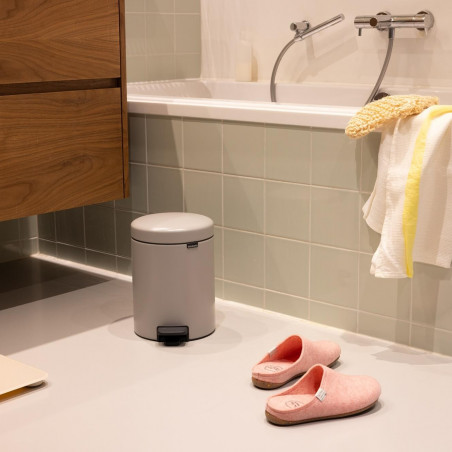 Кош за боклук с педал Brabantia NewIcon 1010434, 5 л, Леко затваряне, Противоплъзгаща основа, Светлосив
