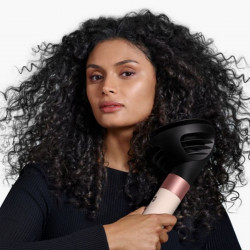 Маша за коса Dyson HS08 Airwrap i.d.™ Curly + Coily 142899-01 AmSi/PkCp, 1300W, 13.5 l/s, Автоматизирано къдрене, Йонизиране, 3 скорости, 3 темп, Bluetooth, Кехлибарена коприна/розово шампанско