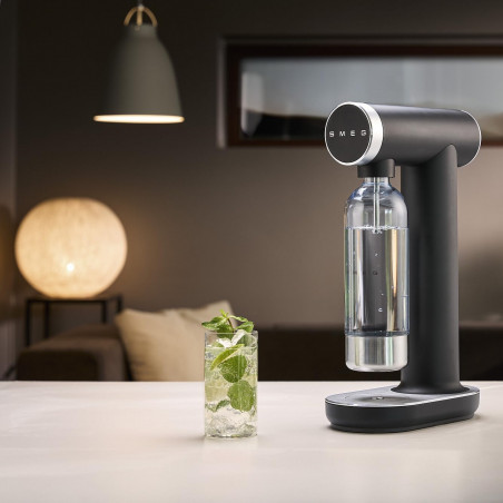 Машина за сода SMEG Collezione SKC01BLM, 800 мл, CO2, Предпазен клапан, Тавичка за отцеждане, Ръчна, Черен мат