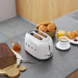 Тостер за хляб SMEG 50's Style TSF01WHEU, 950W, 2 филии, 6 нива, Тавичка за трохи, Вграден кабел, Неръждаема стомана, Бял