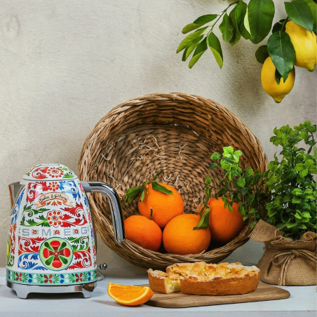 Електрическа кана SMEG Dolce & Gabbana KLF03DGEU, 2400 W, 1.7 л, 360° основа, Гланцово покритие, Многоцветен