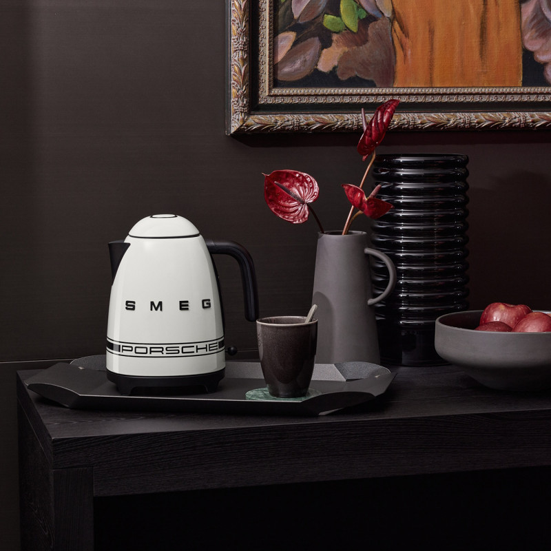 Електрическа кана SMEG Porsche KLF03PCWEU, 2400 W, 1.7 л, 360° основа, Гланцово покритие, Бял