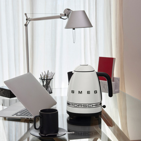 Електрическа кана SMEG Porsche KLF03PCWEU, 2400 W, 1.7 л, 360° основа, Гланцово покритие, Бял
