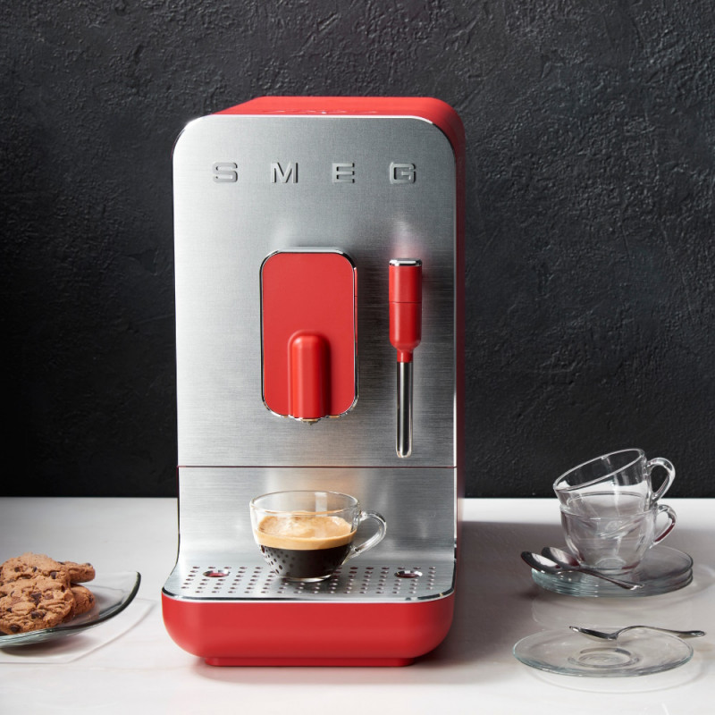 Еспресо машина SMEG Collezione BCC02RDMEU, 1350 W, 19 bar, 1.4 л, 8 функции, Вградена мелачка, Дюза за пара, Червен