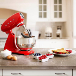 Планетарен миксер SMEG SMF03RDEU, 800 W, 4.8 л, 10 скорости, Функция за плавен старт, Крачета против хлъзгане, Червен