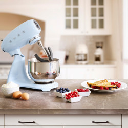 Планетарен миксер SMEG SMF03PBEU, 800 W, 4.8 л, 10 скорости, Функция за плавен старт, Крачета против хлъзгане, Пастелно син