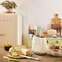 Комплект ножове със стойка SMEG KBSF02CR, 7 части, Слотове от акациево дърво, Немска неръждаема стомана, Крема