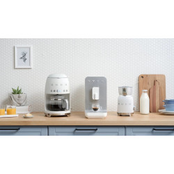 Уред за разпенване на мляко Smeg MFF11WHEU, 500 W, 600 мл, 8 програми, Подвижна кана, Автоматично изключване, Бял