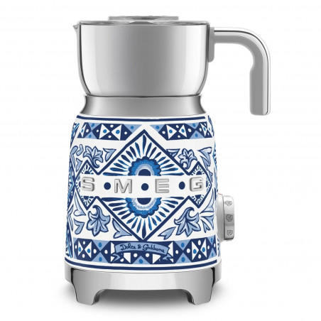 Уред за разпенване на мляко Smeg Dolce & Gabbana MFF01DGBEU, 500 W, 600 мл, Автоматично изключване, Без BPA, Средиземноморско синьо