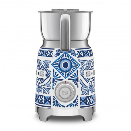 Уред за разпенване на мляко Smeg Dolce & Gabbana MFF01DGBEU, 500 W, 600 мл, Автоматично изключване, Без BPA, Средиземноморско синьо