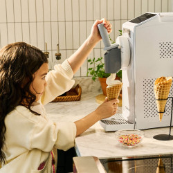 Преоценено: Машина за сладолед 6в1 Cuisinart Frost Fusion Ice Cream & Slushie ICE201E, 170W, 1.6 л, Интелигентно дозиране, Поддържане на темп, Компресор, Бял